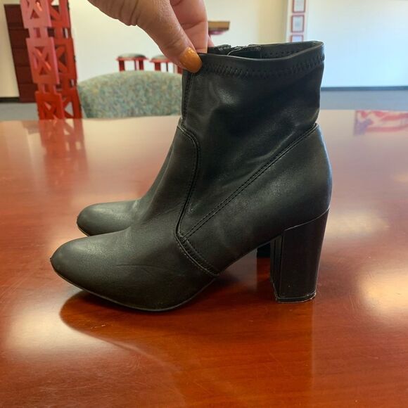 Steve Madden Black Faux Leather Ankle Bootie 8.5 - Picture 4 of 6